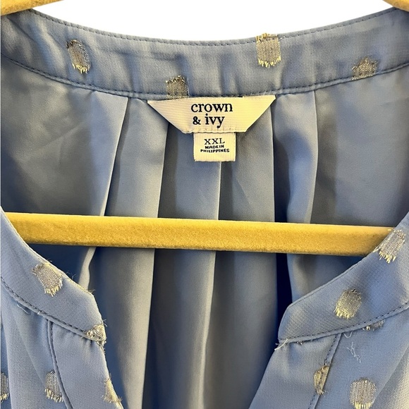 Sleeveless top. Baby Blue with metallic Silver Polkadot design. Vneck - Picture 6 of 7